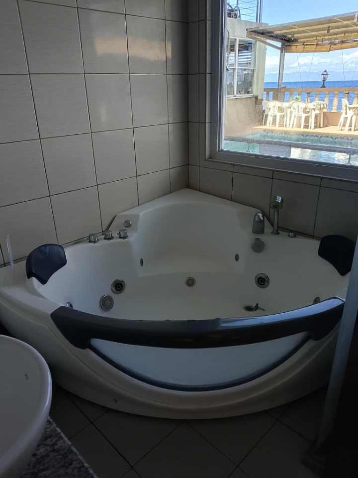 Ocean Breeze Resort Toledo Екстер'єр фото